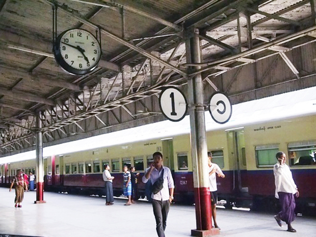 ヤンゴン中央駅で発車を待つヤンゴン―マンダレー線の列車＝11月５日（共同）