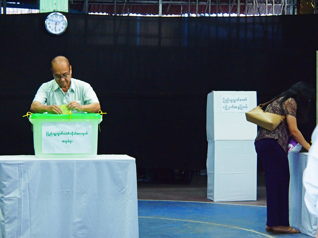 ヤンゴンの補選投票所で一票を投じる有権者＝11月３日
