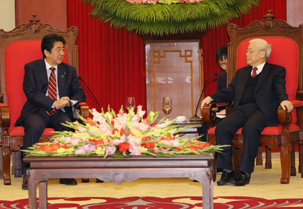 17年１月にハノイを訪れた安倍首相と会談するチョン書記長（出所：首相官邸ホームページ）