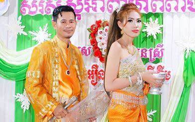 結婚式でカンボジアの伝統衣装を着飾る新郎新婦（筆者撮影）