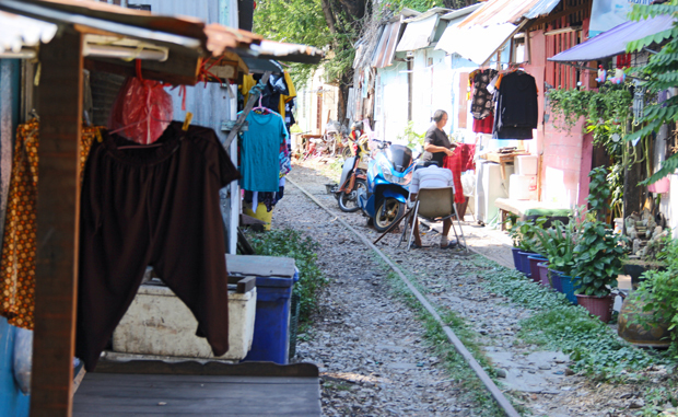 タイ国内最大のスラムのクロントイ・スラムでは、狭い路地にトタン屋根の家がひしめき合う＝１月、バンコク（ＮＮＡ撮影）