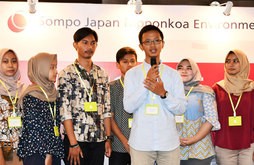環境ＮＧＯでインターンシップに参加する学生の代表（右から３人目）＝６日、ジャカルタ（ＮＮＡ撮影）