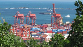 欧州方面への輸出を支えるシアヌークビル自治港のコンテナターミナル＝2018年12月（筆者撮影）