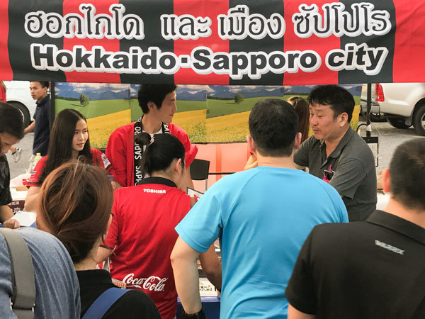 バンコクで開催されたコンサドーレの親善試合で北海道・札幌をPR（小山恵氏提供）