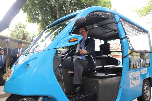 昨年10月のｅトライク実証事業の成果報告会において、ＢＥＭＡＣ製の電動三輪タクシーを試乗するＢＯＩのロドルフォ委員長＝首都圏マニラ市（ＮＮＡ撮影）