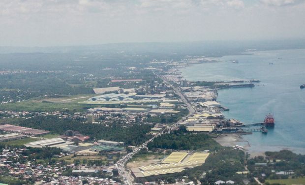 ダバオ地域の海岸沿いには港湾や工業団地が並ぶ＝ダバオ市（ＮＮＡ撮影）