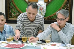 中華料理にアレンジされた石垣市の食材を試食する香港のシェフたち＝20日、湾仔（ＮＮＡ撮影）