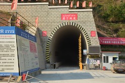 21日に貫通した中国ラオス鉄道のボーテン・トンネル＝ルアンナムター県（筆者撮影）