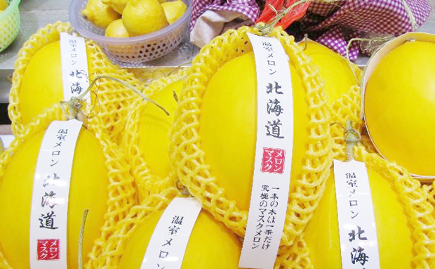 香港税関が昨年１月に摘発した案件では、中国本土産のメロンに「北海道」「温室メロン」などと記載したラベルを付けて販売していた（香港税関提供）