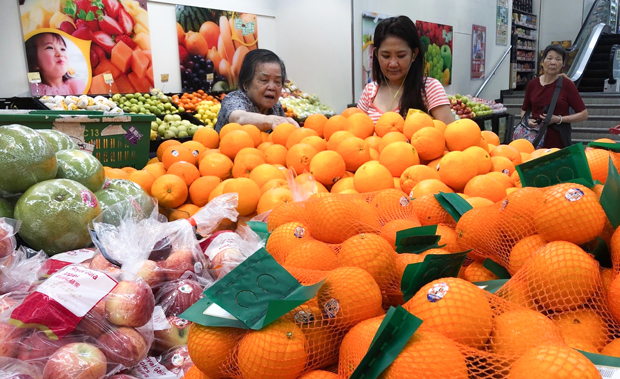 世界各地で収穫された果物が並ぶ香港のスーパーマーケット。他国・地域産との競争が激しくなる中、日本産ブランドを向上させるとともに、保護していく重要性が高まっている（ＮＮＡ撮影）