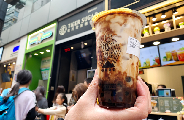 台湾式ドリンクが香港で再び人気だ。多彩な商品が投入される中、黒糖タピオカミルクティーが売れ筋の一つ（ＮＮＡ撮影）