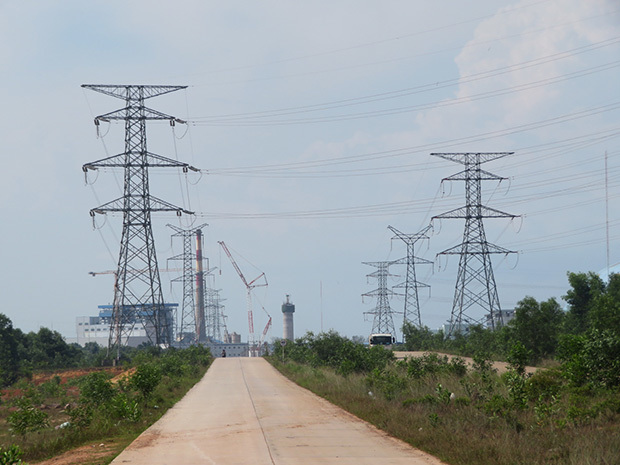 シアヌークビル郊外の石炭火力発電所では増設工事が進んでいた＝2018年４月、シアヌークビル州（筆者撮影）