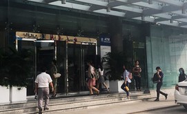 ベトナムでは経済成長やＦＤＩ流入を背景に人材不足が深刻化している。写真はホーチミン市内オフィスビルの通勤のようす