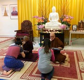 シンガポールのパアウ瞑想センターにて。ミャンマーのパアウ瞑想センターから派遣された僧侶（左）と、南アフリカ出身のミャンマーパアウ系統の僧侶（右）＝2018年２月（筆者撮影）