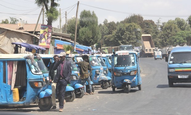 インドメーカーの三輪車が普及している＝エチオピア（ＮＮＡ撮影）