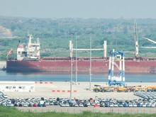 ハンバントータ港は、中国の現代版シルクロード経済圏構想「一帯一路」の象徴的な事業として知られるが、13年に打ち出された同構想よりも前に完成した。今はＲＯＲＯ船やバルク船が寄港する