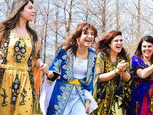 輪になってハライ踊りを楽しむクルド人女性たち（ＮＮＡ撮影）