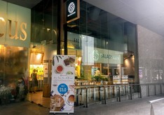 シンガポールでは、７月１日までにサラダストップ！を含む270店以上の外食店がプラスチック製ストローの使用を中止する（ＮＮＡ撮影）
