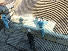 トヨコーは、独自開発した「スプレーカバー（蘇生）工法」で屋根を塗装する（同社提供）