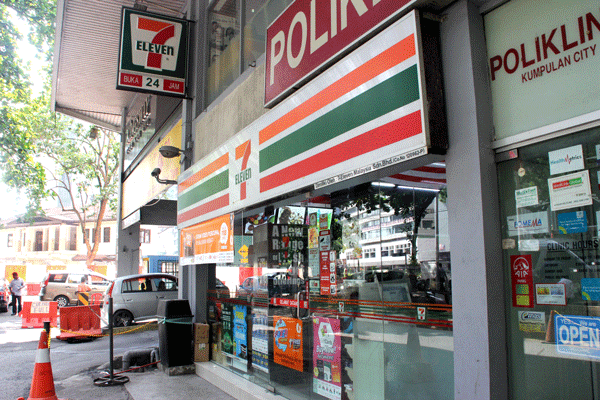 マレーシアのコンビニ市場で90％以上のシェアを維持するセブン―イレブンの店舗＝クアラルンプール（ＮＮＡ撮影）