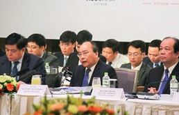 フック首相（中央）は18年12月、外資系企業との会合で「ベトナムは世界の一大工場」と話し、成長する製造業に自信を見せた＝ハノイ