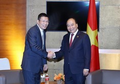 ベトナムのフック首相（右）と会談する天虹紡織集団の洪天祝会長＝2018年11月、上海市（ＶＮＡ＝ＮＮＡ）