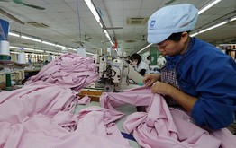 ベトナムの繊維・縫製業界は、中国からの生産移管の「波」を捉えきれるか。写真は国営ベトナム繊維・衣料グループ（ビナテックス）の工場（ＶＮＡ＝ＮＮＡ）