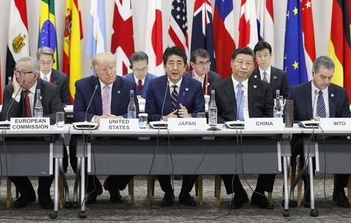 米国のトランプ大統領（前列左から２人目）と中国の習近平国家主席（同４人目）は、貿易協議を再開させることで合意した＝６月28日、大阪（共同）