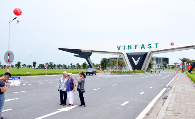 ビンファスト工場は、地元の観光地にもなりつつある＝ハイフォン市