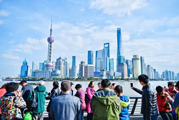 中国経済が安定感を見せる一方、多くの周辺国は対中輸出の不振が成長に影を落としている＝中国・上海市