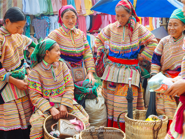 ベトナムの花モン族。色とりどりの刺しゅうを施した華やかな民族衣装が特徴。＝ベトナム・ハジャン省撮影