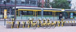 路面電車を降りてすぐにシェア自転車に乗れる＝ヘルシンキ