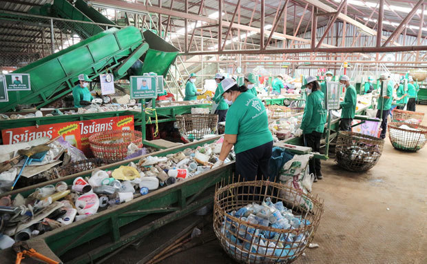ウォンパニのリサイクル工場で材質ごとに廃プラスチックを仕分けする従業員＝６月18日、タイ・ピサヌローク県（ＮＮＡ撮影）