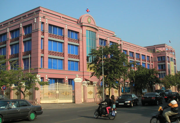 カンボジア中央銀行の外観。間もなく高層ビルに生まれ変わる予定＝プノンペン（筆者撮影）