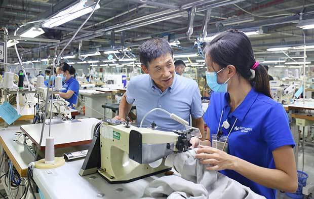 マツオカコーポレーションのバクザン工場では、「立ちミシン」を導入。縫製能力の向上に向けた指導にも力を入れる＝バクザン省