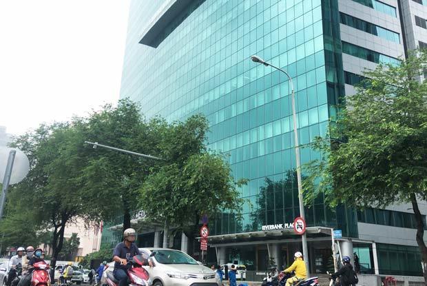 三菱地所ベトナムが３～８階のオフィススペースを単独取得したホーチミン市１区の「リバーバンク・プレイス」。上層階はル・メリディアン・サイゴン・ホテル