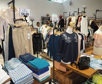 衣料品の不良在庫を販売するカラーズでは、日本のデザインや品質に人気が集まる＝10月、プノンペン（ＮＮＡ撮影）