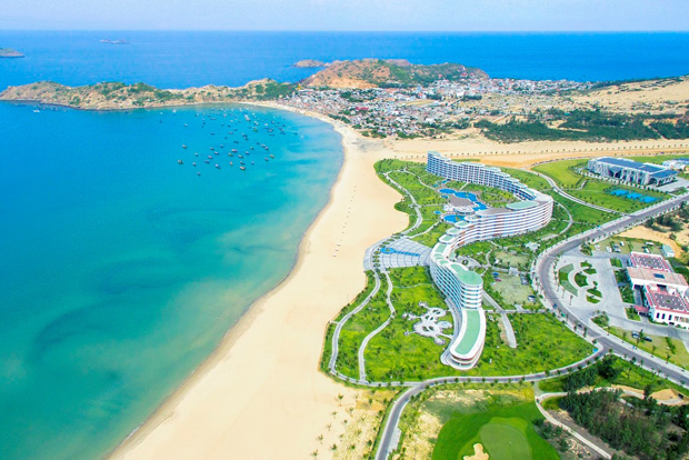 ＦＬＣが初のビンディン省プロジェクトとしてクイニョンビーチに開設した「ＦＬＣクイニョン・ビーチ＆ゴルフリゾート」（同社提供）