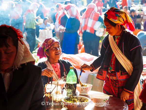 定期市にて食事をとる女性たち＝中国雲南省西双版納泰族自治州撮影