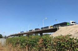 ミャンマー側出口付近の第２友好橋。トラックが列をなしている＝10月31日、カイン州ミャワディ（ＮＮＡ）