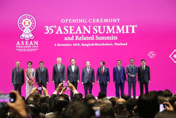 タイはＡＳＥＡＮ議長国としてＲＣＥＰを妥結に導くことができず、ベトナムに引き継ぐこととなった。写真はＡＳＥＡＮ首脳会議に出席したタイのプラユット首相（左から５人目）とベトナムのフック首相（同６人目）＝３日、バンコク近郊（ＮＮＡ撮影）