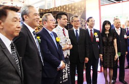 ジェトロが開設したジャパンパビリオンには日本と香港の経済関係者らが集った＝７日、ＨＫＣＥＣ（ＮＮＡ撮影）