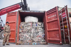 タイ政府が廃プラスチックや電気・電子機器廃棄物などの廃棄物の輸入規制を強めている結果、企業活動にも影響が出ている（ネーション提供）