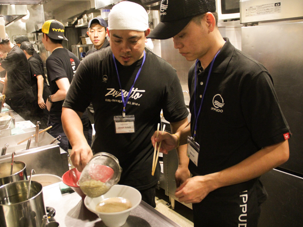 一杯のラーメンが中国やフィリピン、マレーシアなどさまざまな国籍のスタッフの手を経て作られていく＝東京（ＮＮＡ撮影）