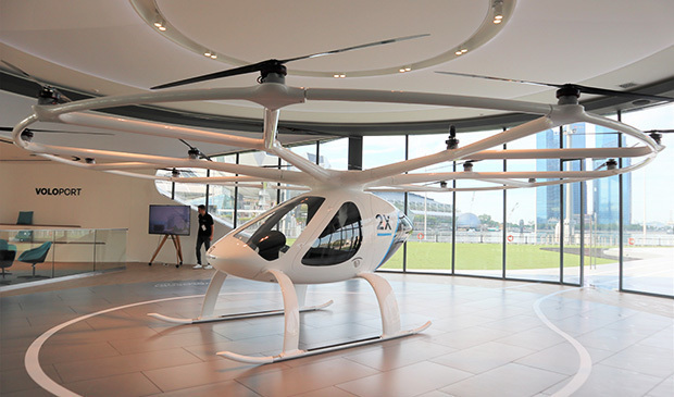 ドイツのボロコプターが開発した電動垂直離着陸機（空飛ぶクルマ）＝シンガポール中心部（ＮＮＡ撮影）