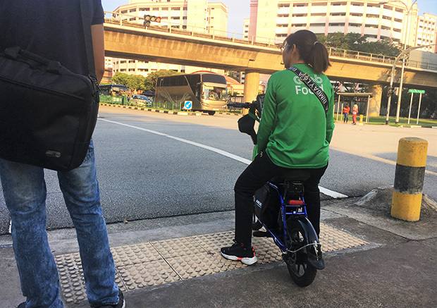 歩道走行禁止から２カ月弱経過したものの、いまだに歩道を使うＰＭＤｓ利用者＝12月、シンガポール西部（ＮＮＡ撮影）