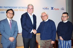 資本提携について説明する会見を開いたアヤラのフェルナンド・ゾベル・デアヤラ社長（左から２人目）とヨマのサージ・パン会長（同３人目）ら両社の幹部＝30日、ヤンゴン（ＮＮＡ）