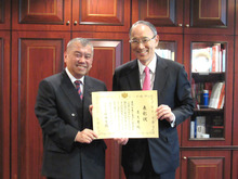 在香港日本国総領事館で、ＥＧＬの袁文英会長（左）に対する外務大臣表彰伝達式が行われた。袁会長は「今後はこれまでの倍の力で香港と日本をつなげていきたい」と力を込めた＝７日、セントラル（ＮＮＡ撮影）