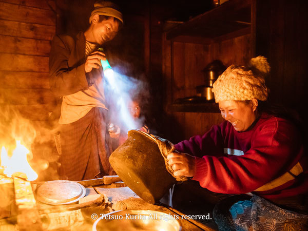 宿泊させてもらうことになった筆者のためにご飯を炊いてくれる夫婦＝ミャンマー・チン州撮影