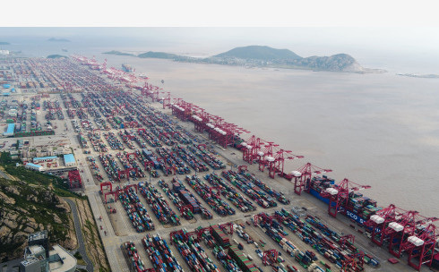 上海の洋山深水港。中国の貿易は今年、米中貿易摩擦や海外での需要減退が響き５月から11月まで７カ月連続で前年割れとなった＝10月24日（新華社）